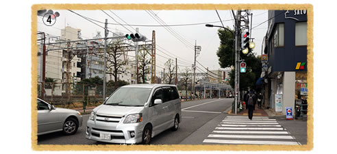 ④京浜東北線の線路を左に見てまっすぐ進みます。