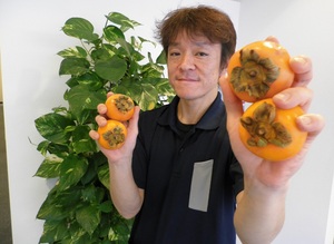 柿と中島さん.JPG